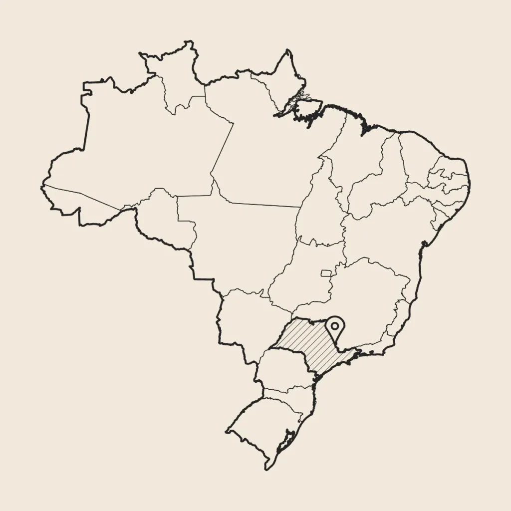 Mapa de Brasil con el estado de São Paulo rayado y un marcador en Espírito Santo do Pinhal, de donde viene el Café de Brasil Bourbon rojo natural de Boconó