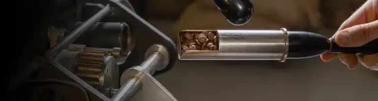 "Café de Etiopía siendo evaluado durante el proceso de tueste artesanal en Boconó Specialty Coffee