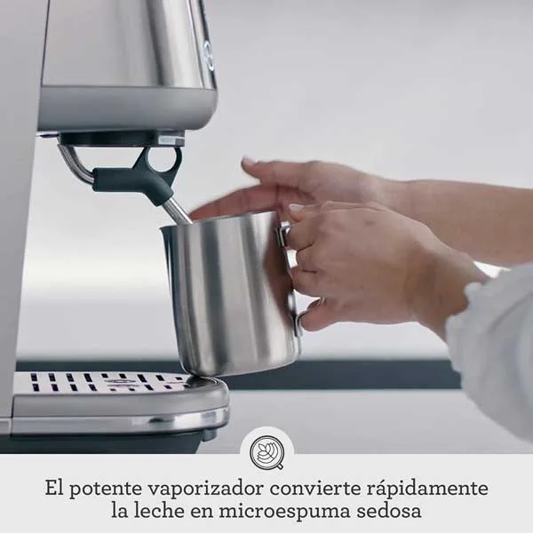 Texturizando leche con la Sage Bambino para latte art.