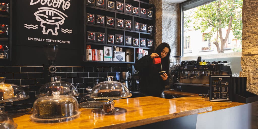 Interior de la cafetería de especialidad Boconó en Lavapiés, Madrid