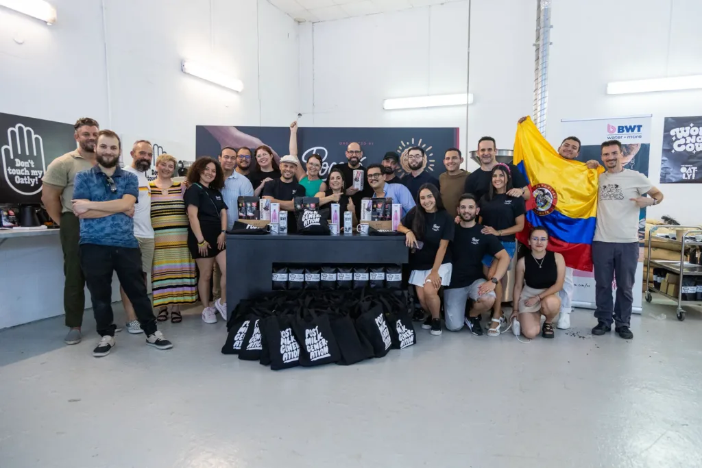Campeones, jueces y participantes del AeroPress Championship Madrid 2024, organizado por Boconó en la nave de su tostadero