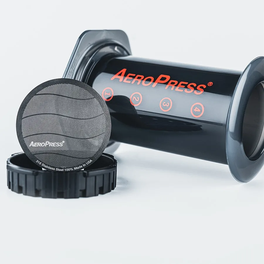 Filtro metálico estándar AeroPress mostrado con la cafetera compatible