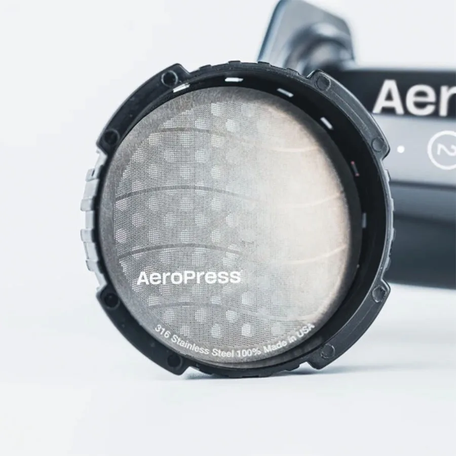 Filtro metálico estándar AeroPress colocado dentro de la tapa