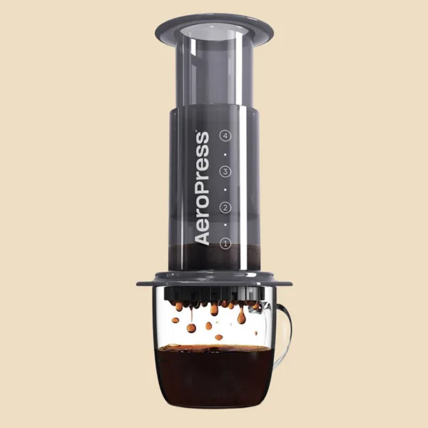 AeroPress Original sobre una jarra de cristal, con el café cayendo a través del filtro