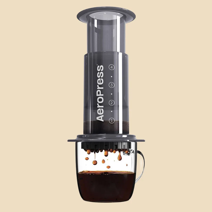 AeroPress Original sobre una jarra de cristal, con el café cayendo a través del filtro