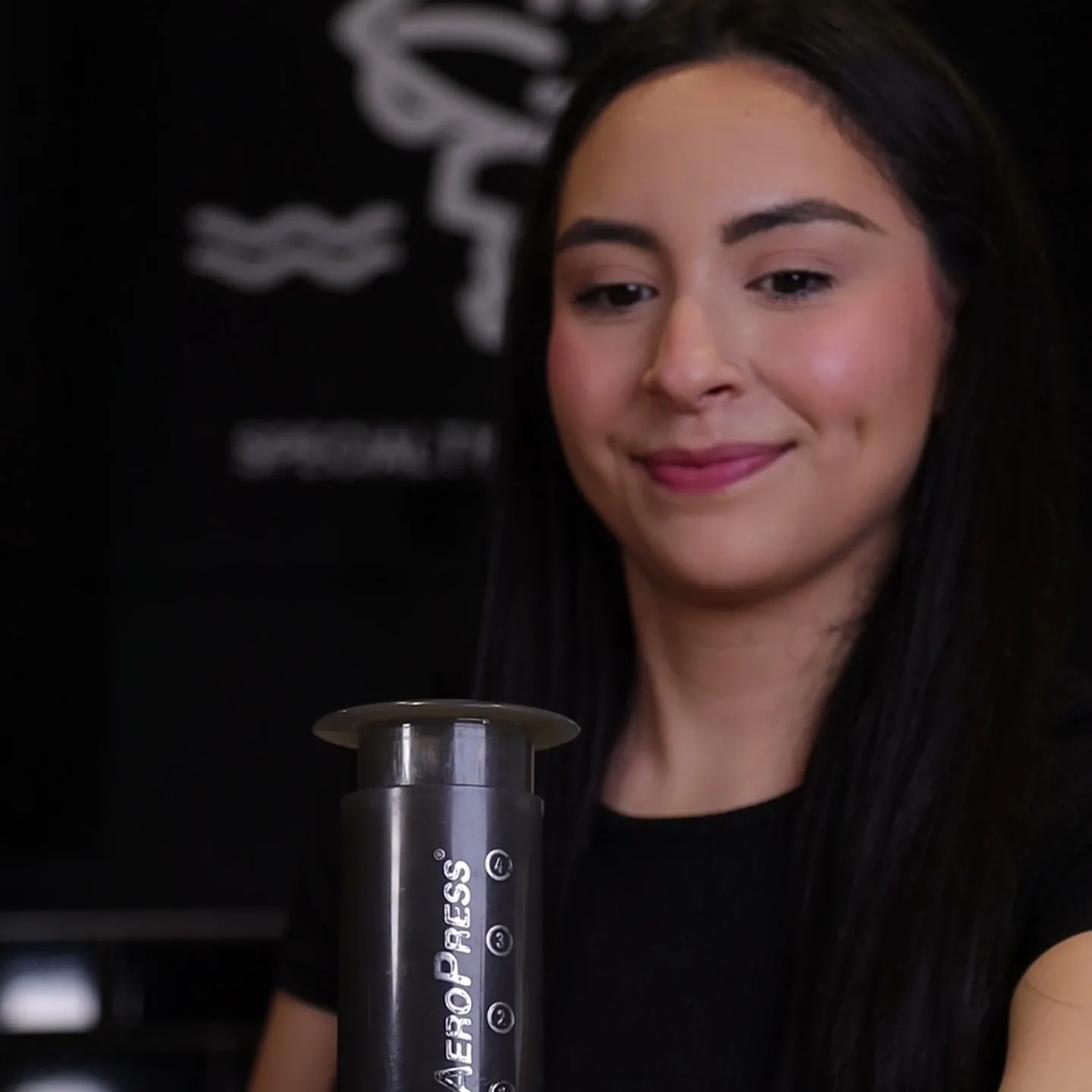 AeroPress Original lista para servir en la barra de Boconó, con la taza al lado