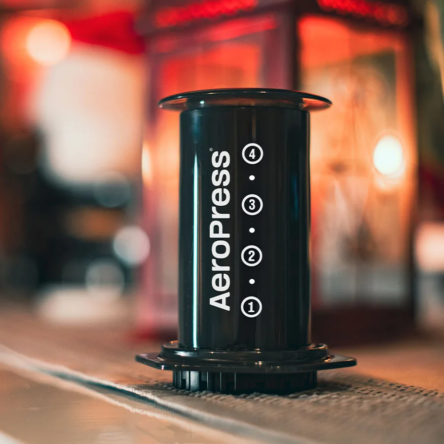 AeroPress Original sobre la barra de una cafetería
