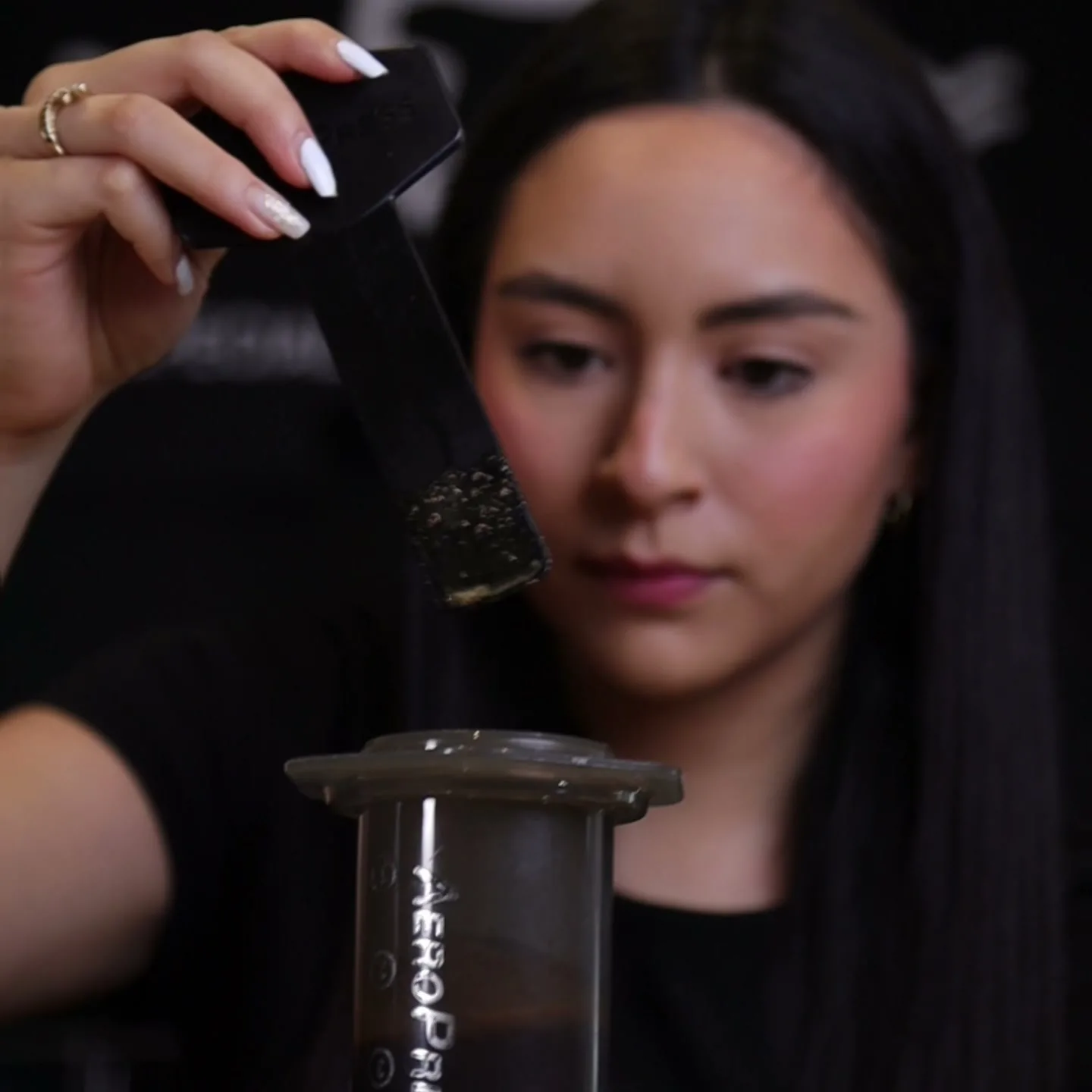 Removiendo el café dentro de la AeroPress Original antes de presionar