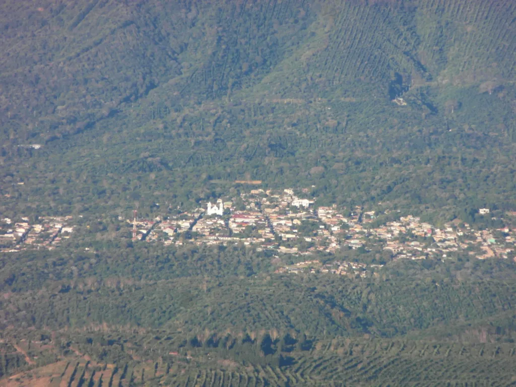 El pueblo de Apaneca visto a lo lejos, entre las laderas verdes de la cordillera Apaneca-Ilamatepec, en el oeste de El Salvador