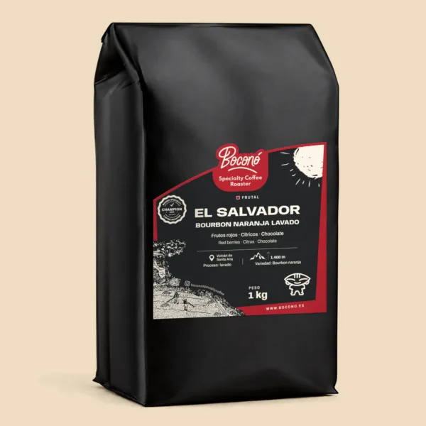 Café de El Salvador Malacara Bourbon naranja lavado en bolsa negra de 1 kg de Boconó, café de especialidad tostado en Madrid. En la etiqueta, con el marco fresa del perfil frutal: notas de cata frutos rojos, cítricos y chocolate; origen Volcán de Santa Ana, a 1.400 m; proceso lavado; variedad Bourbon naranja; y el sello de campeón tostador de café de especialidad de Madrid 2023.