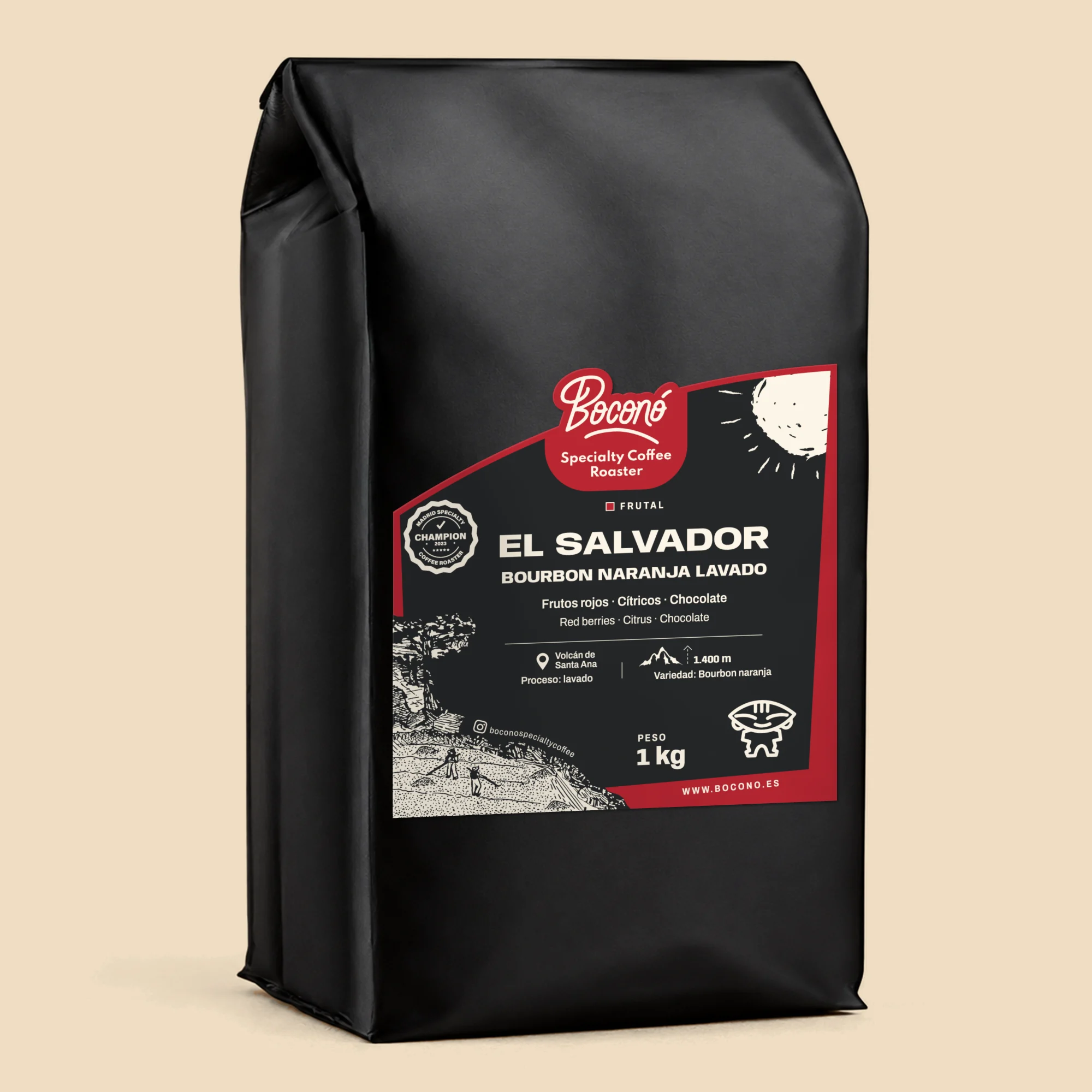 Café de El Salvador Malacara Bourbon naranja lavado en bolsa negra de 1 kg de Boconó, café de especialidad tostado en Madrid. En la etiqueta, con el marco fresa del perfil frutal: notas de cata frutos rojos, cítricos y chocolate; origen Volcán de Santa Ana, a 1.400 m; proceso lavado; variedad Bourbon naranja; y el sello de campeón tostador de café de especialidad de Madrid 2023.