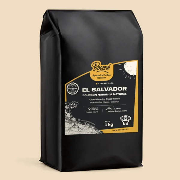Café de El Salvador Malacara Bourbon naranja natural en bolsa negra de 1 kg de Boconó, café de especialidad tostado en Madrid. En la etiqueta, con el marco miel del perfil caramelizado: notas de cata chocolate negro, pasas y canela; origen Volcán de Santa Ana, a 1.400 m; proceso natural; variedad Bourbon naranja; y el sello de campeón tostador de café de especialidad de Madrid 2023.