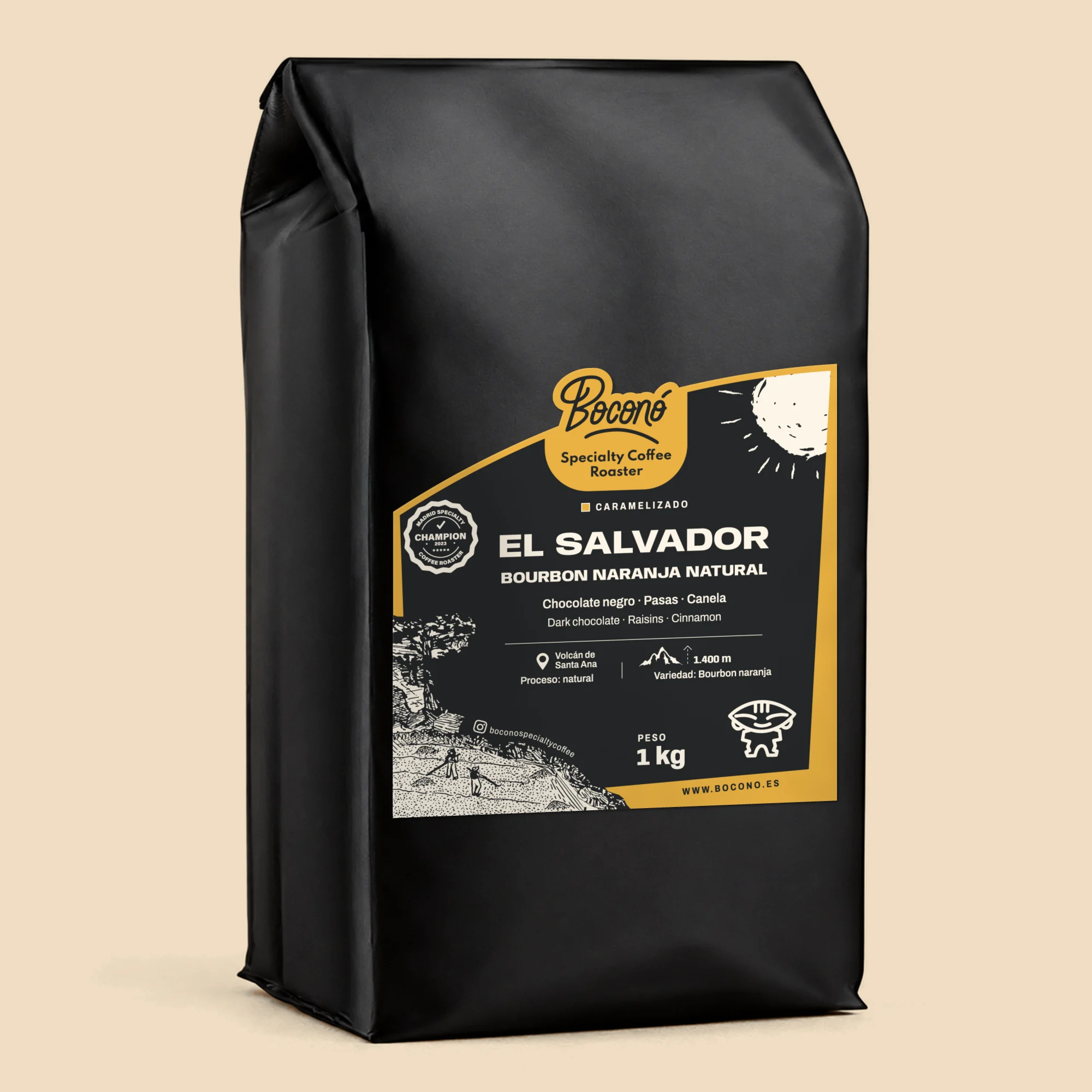 Café de El Salvador Malacara Bourbon naranja natural en bolsa negra de 1 kg de Boconó, café de especialidad tostado en Madrid. En la etiqueta, con el marco miel del perfil caramelizado: notas de cata chocolate negro, pasas y canela; origen Volcán de Santa Ana, a 1.400 m; proceso natural; variedad Bourbon naranja; y el sello de campeón tostador de café de especialidad de Madrid 2023.