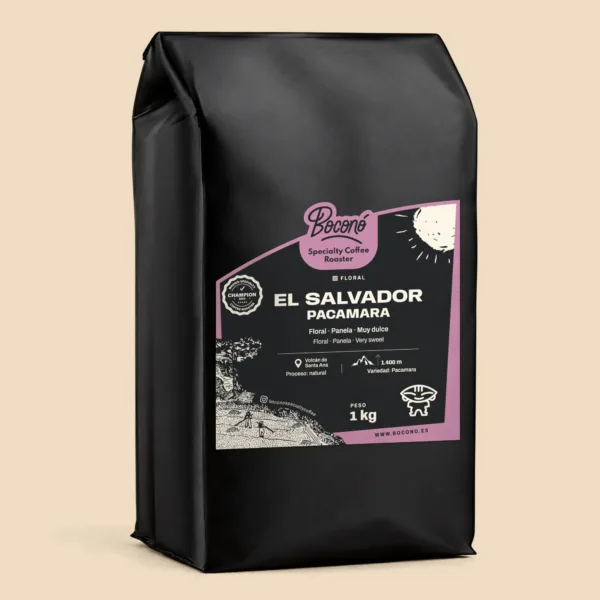 Café de El Salvador Malacara Pacamara natural en bolsa negra de 1 kg de Boconó, café de especialidad tostado en Madrid. En la etiqueta, con el marco malva del perfil floral: notas de cata floral, panela y muy dulce; origen Volcán de Santa Ana, a 1.400 m; proceso natural; variedad Pacamara; y el sello de campeón tostador de café de especialidad de Madrid 2023.