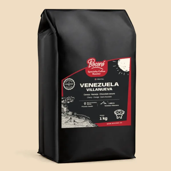 Café de Venezuela Los Naranjos Villanueva lavado en bolsa negra de 1 kg de Boconó, café de especialidad tostado en Madrid. En la etiqueta, con el marco fresa del perfil frutal: notas de cata cereza, naranja y chocolate oscuro; origen Mesa de Quintero, Mérida, a 1.800 m; proceso lavado; variedad Villanueva; y el sello de campeón tostador de café de especialidad de Madrid 2023.