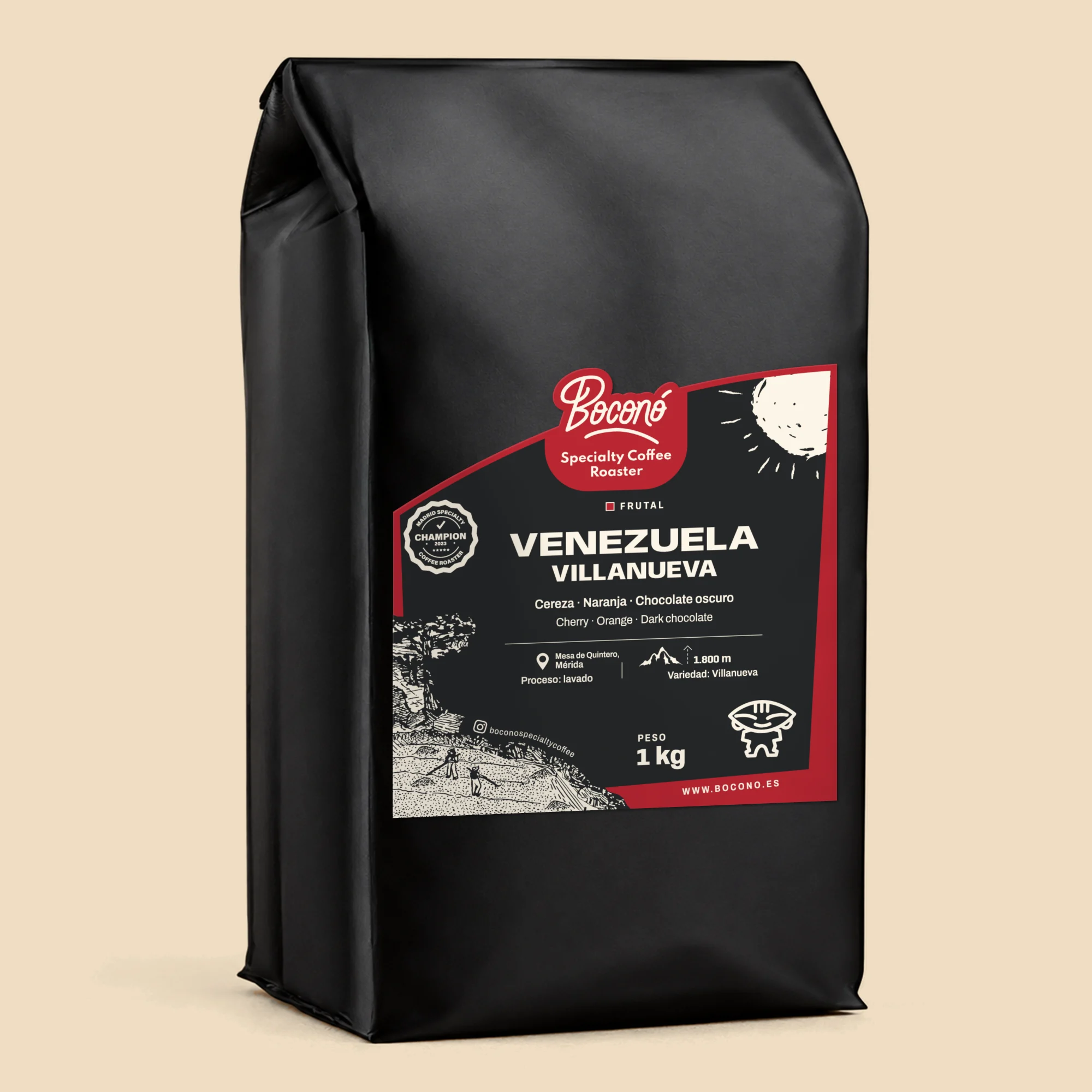Café de Venezuela Los Naranjos Villanueva lavado en bolsa negra de 1 kg de Boconó, café de especialidad tostado en Madrid. En la etiqueta, con el marco fresa del perfil frutal: notas de cata cereza, naranja y chocolate oscuro; origen Mesa de Quintero, Mérida, a 1.800 m; proceso lavado; variedad Villanueva; y el sello de campeón tostador de café de especialidad de Madrid 2023.