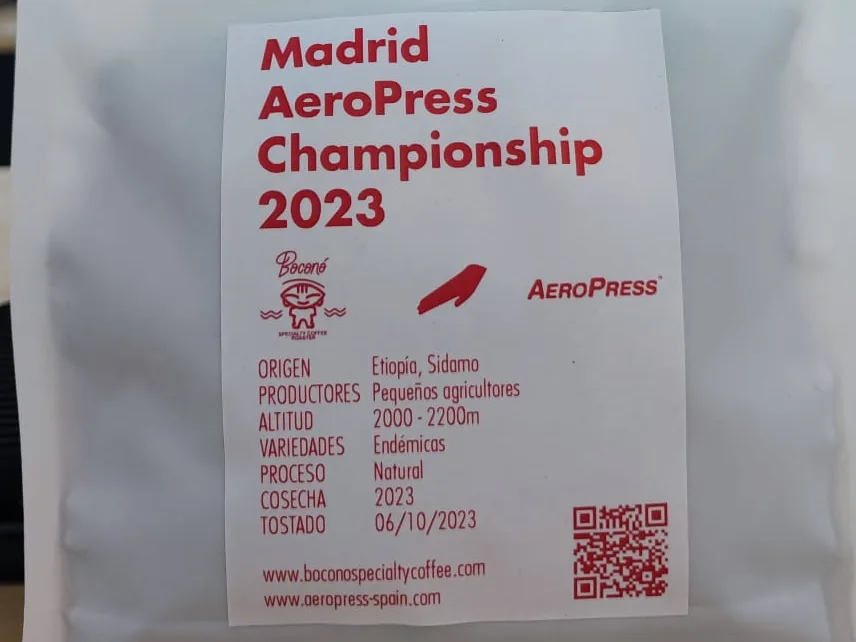 Etiqueta de la bolsa blanca del Madrid AeroPress Championship 2023 con el origen, la altitud, el proceso natural, la cosecha y la fecha de tueste.