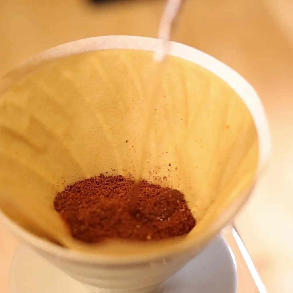 Hario V60 02 blanco con el café molido nivelado en el filtro antes del vertido