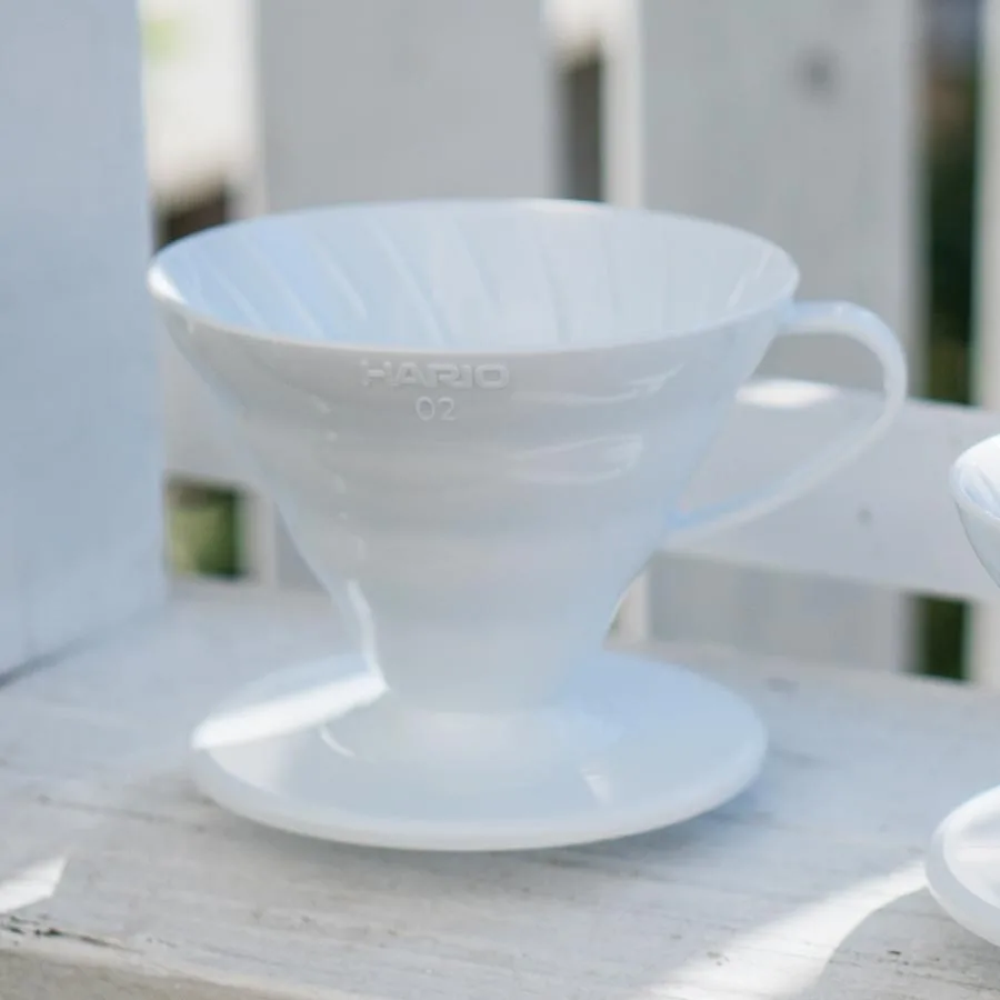 Hario V60 02 blanco colocado sobre una taza en una mesa