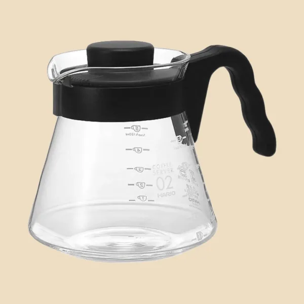 Hario V60 Coffee Server 700 ml visto de frente sobre fondo arena