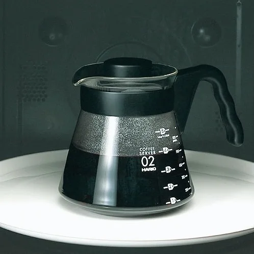 Hario V60 Coffee Server 700 ml colocado sobre un plato blanco