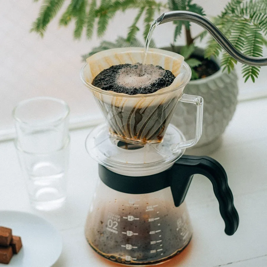 Hario V60 Coffee Server 700 ml y gotero vistos de cerca durante la preparación
