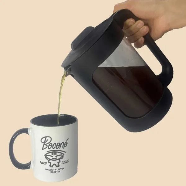 Jarra cold brew de 1,5 litros sirviendo café frío en una taza blanca con el logotipo de Boconó