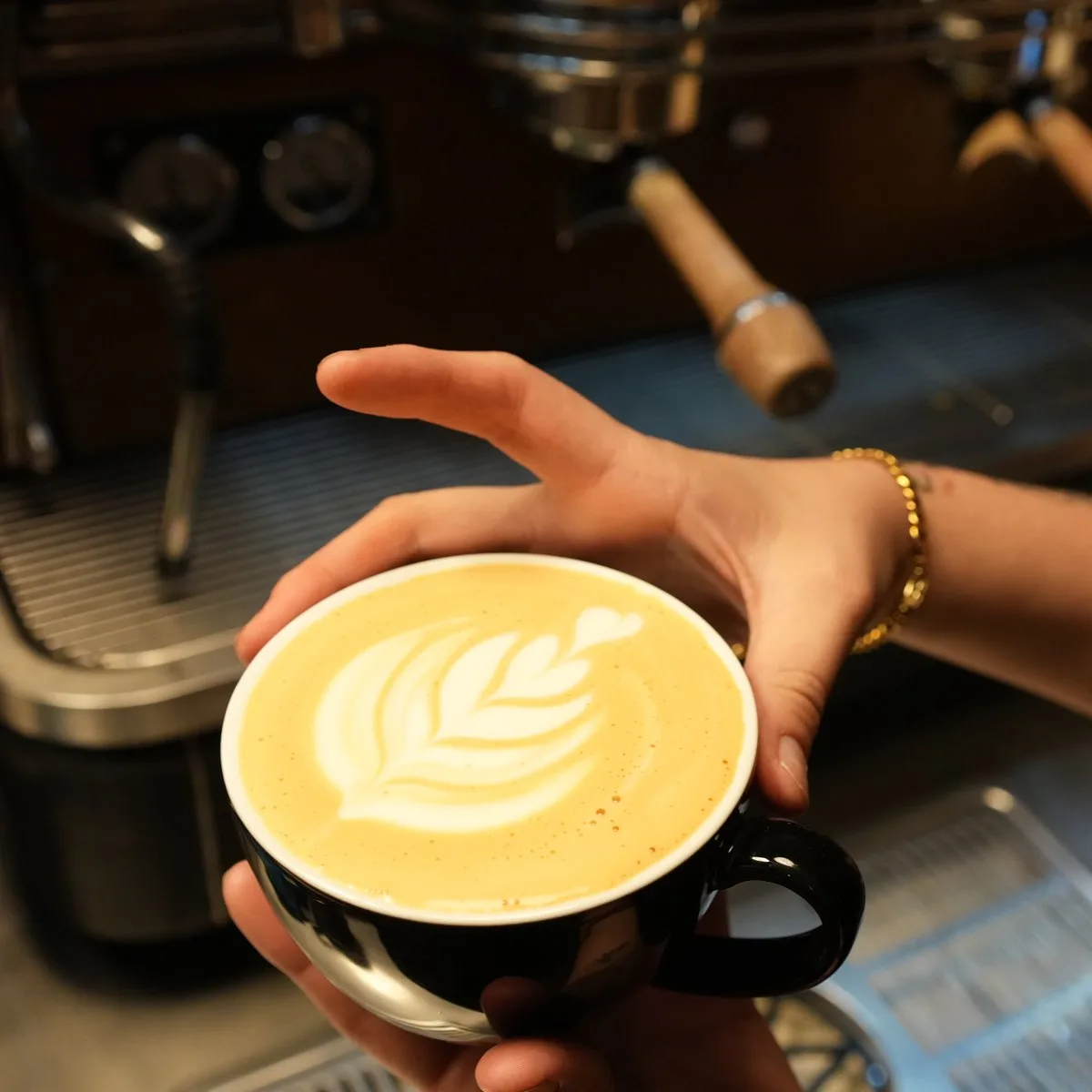Latte con una roseta de latte art hecha con bebida de avena ROA Barista