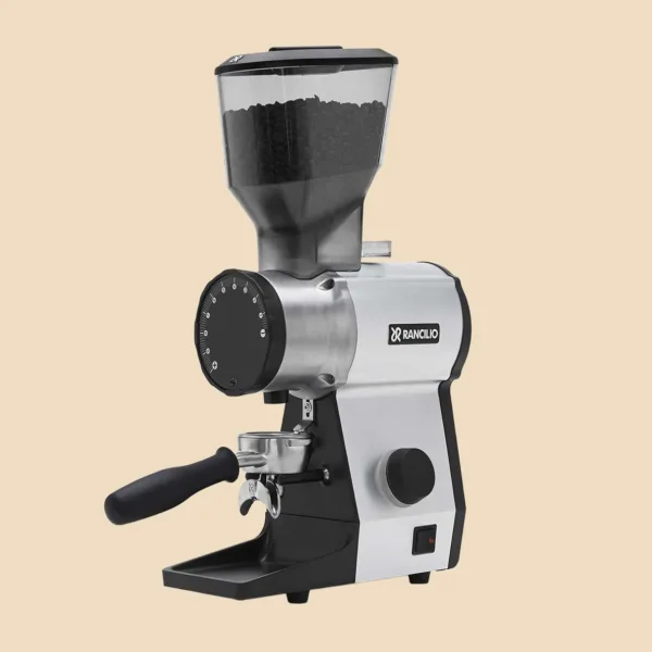 Molinillo de café Rancilio V50 en negro y aluminio, con la tolva llena de grano y el portafiltro en la horquilla
