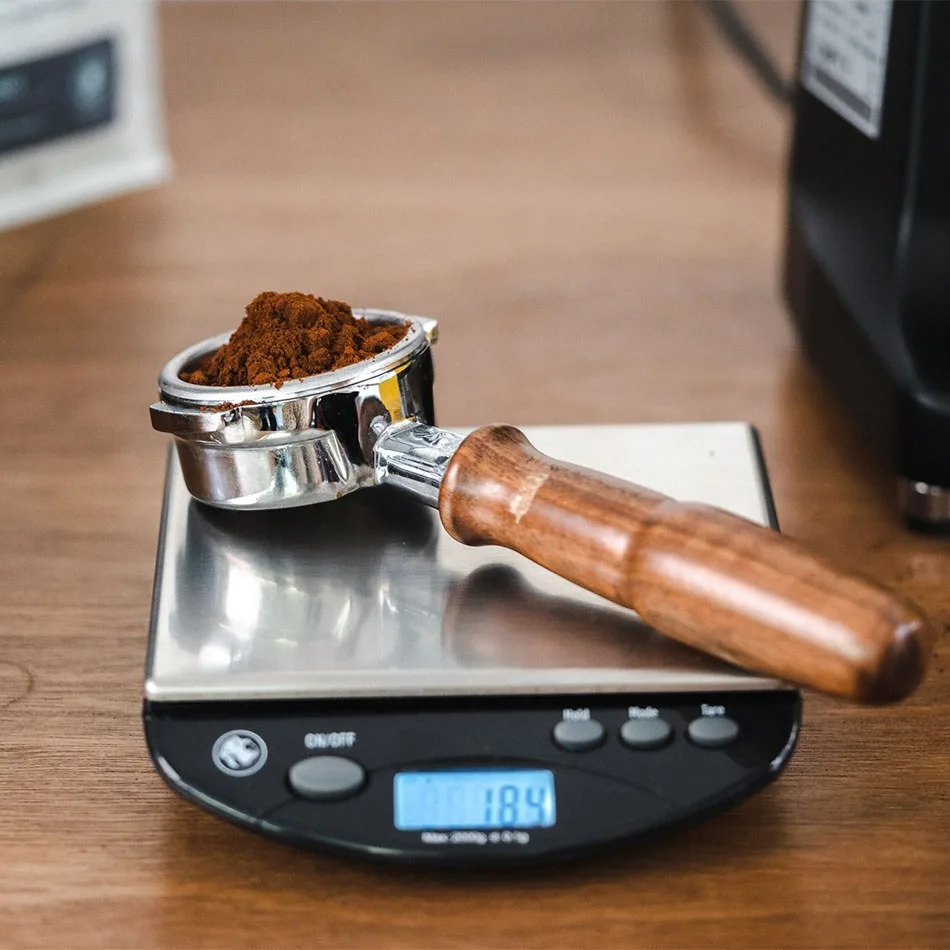 Portafiltros con mango de madera colocado entero sobre la Rhino Bench Scale RCGPORT2KG