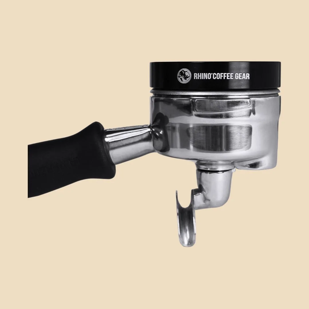 Rhino Dosing Funnel RCGFUNNEL58 colocado sobre un portafiltros compatible