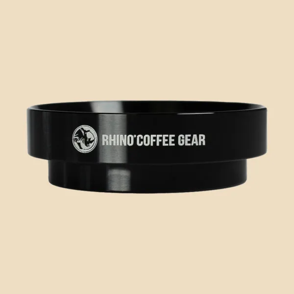 Rhino Dosing Funnel RCGFUNNEL58 visto de frente sobre fondo arena