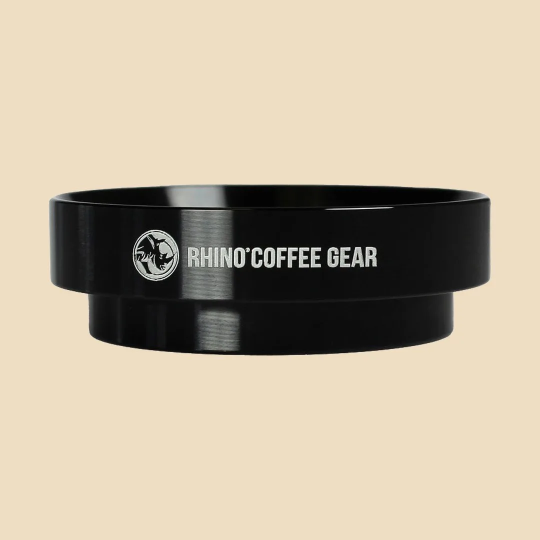 Rhino Dosing Funnel RCGFUNNEL58 visto de frente sobre fondo arena