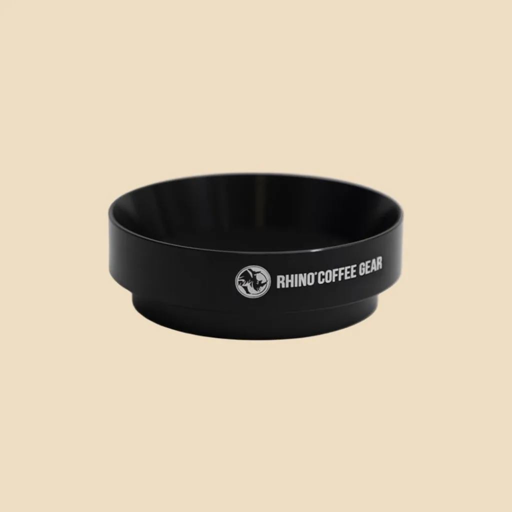 Rhino Dosing Funnel RCGFUNNEL58 visto de lado para mostrar su altura