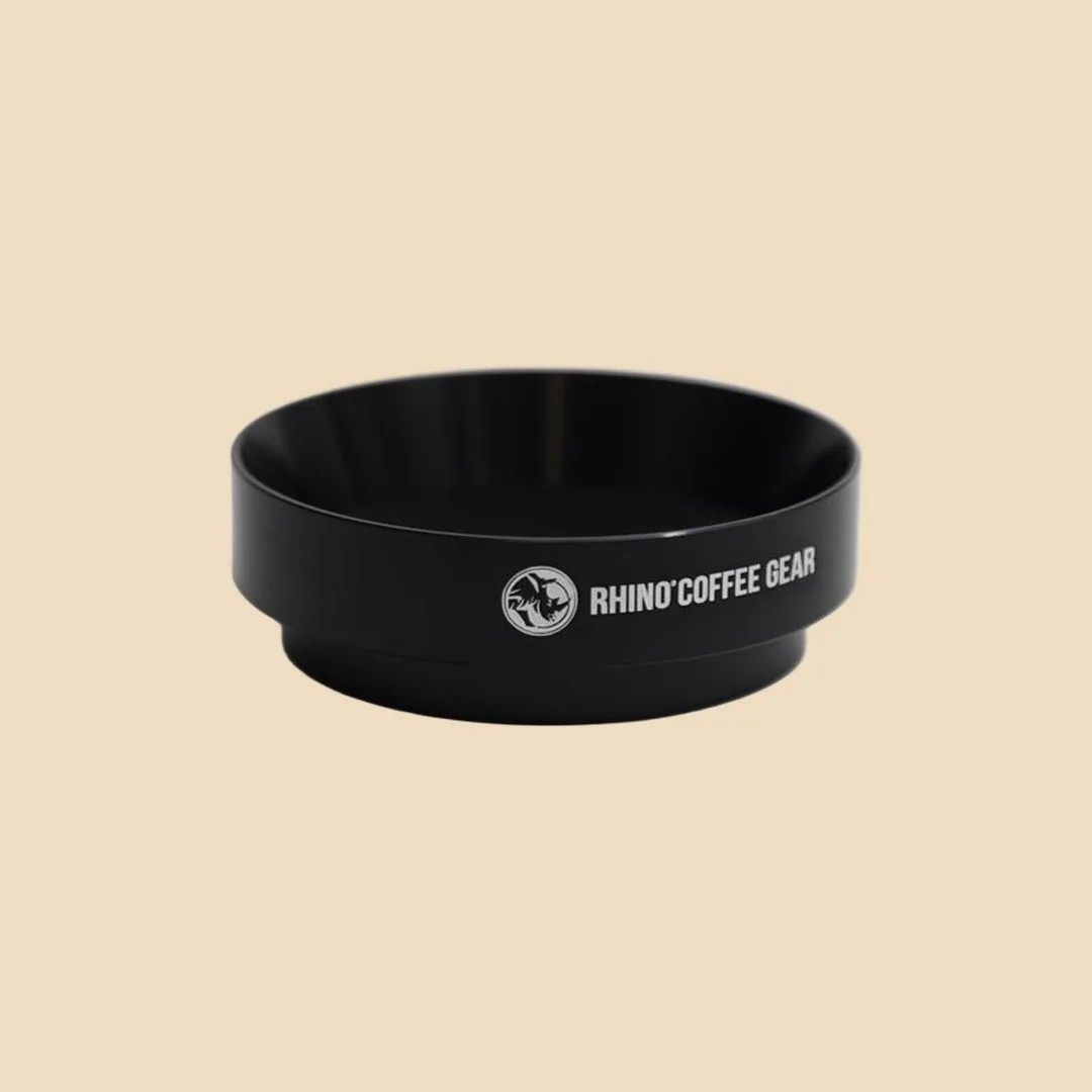 Rhino Dosing Funnel RCGFUNNEL58 visto de lado para mostrar su altura