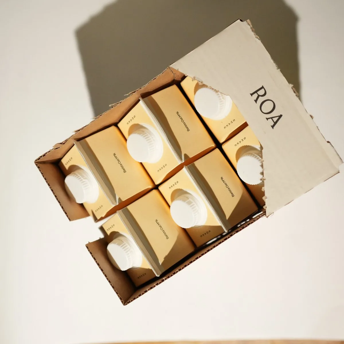 Caja de ROA Barista abierta, vista desde arriba, con los seis briks de bebida de avena