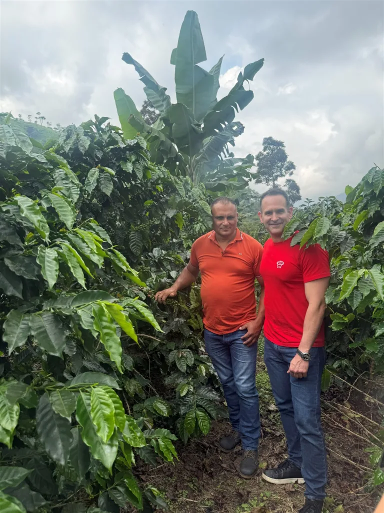 El caficultor Nixon entre cafetos y plataneras en su finca del municipio Zea (Mérida, Venezuela)
