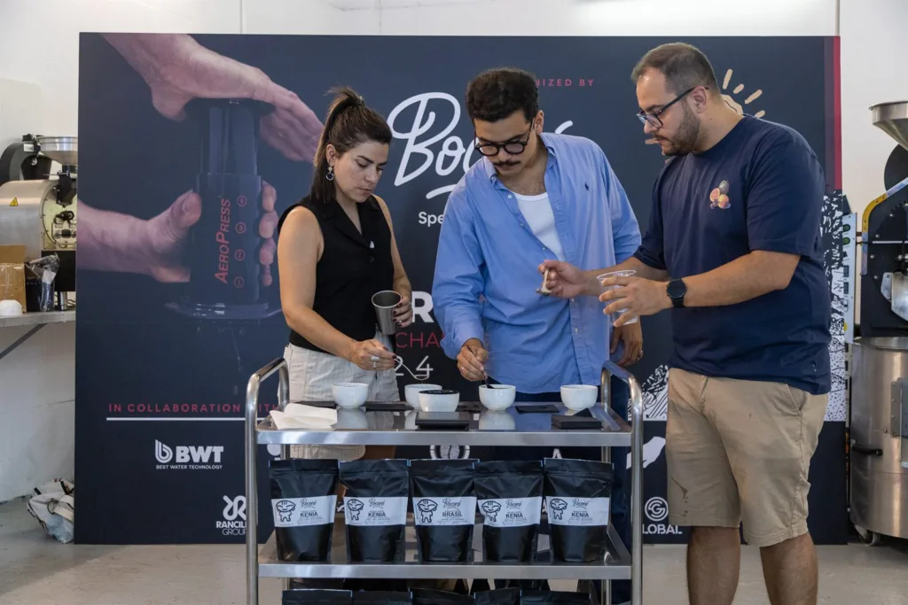 Carrito con las tazas de cata preparado delante del photocall del campeonato