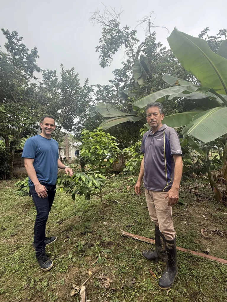 Carlos Julio Rondón, productor de la finca La Mesa de Palmarito, junto a Carlos Núñez en el cafetal