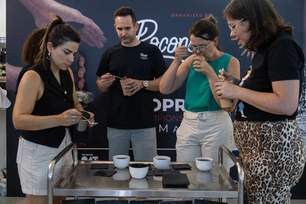 Los jueces comentando entre ellos junto a las tazas después de catar