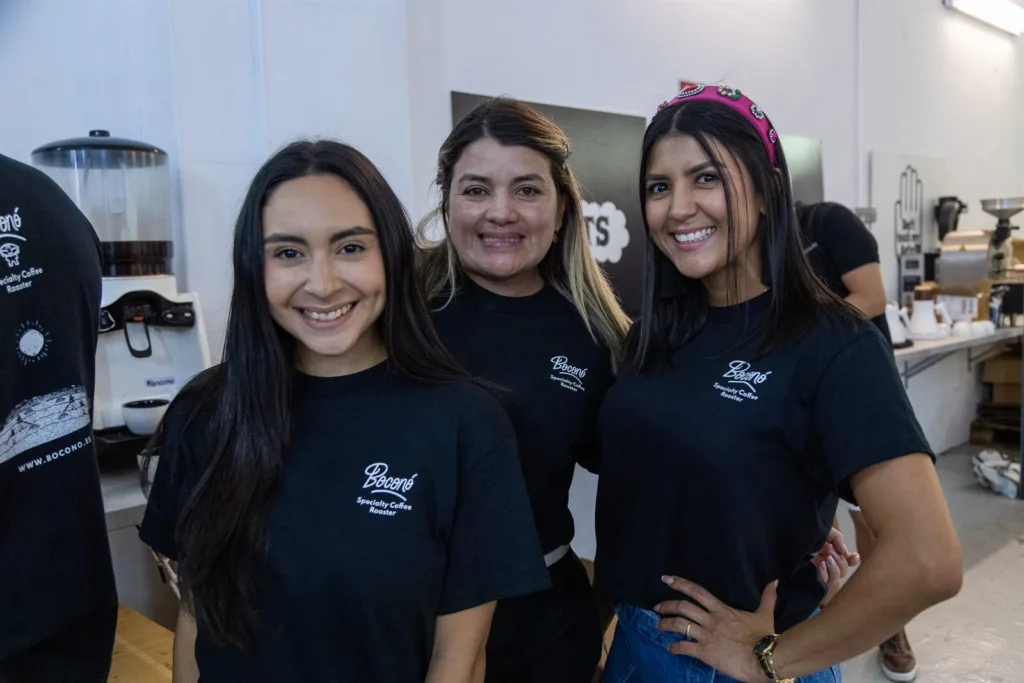 Parte del equipo de Boconó con camisetas de la marca durante el campeonato