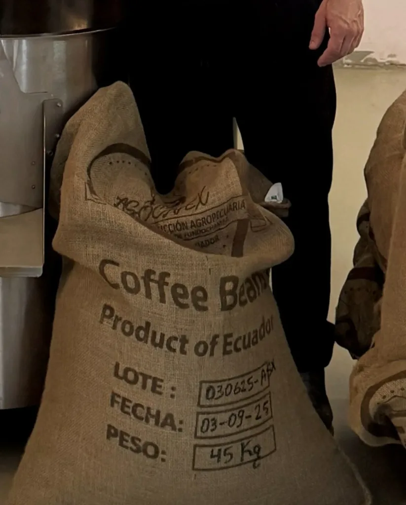 Saco de yute de café verde con el sello de Asocafex, Asociación Agropecuaria de Fundochamba (Quilanga, Loja), en el tostadero de Boconó