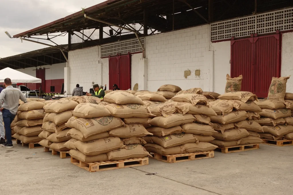Sacos de café verde durante una inspección de exportación en Puerto Seco, Barquisimeto