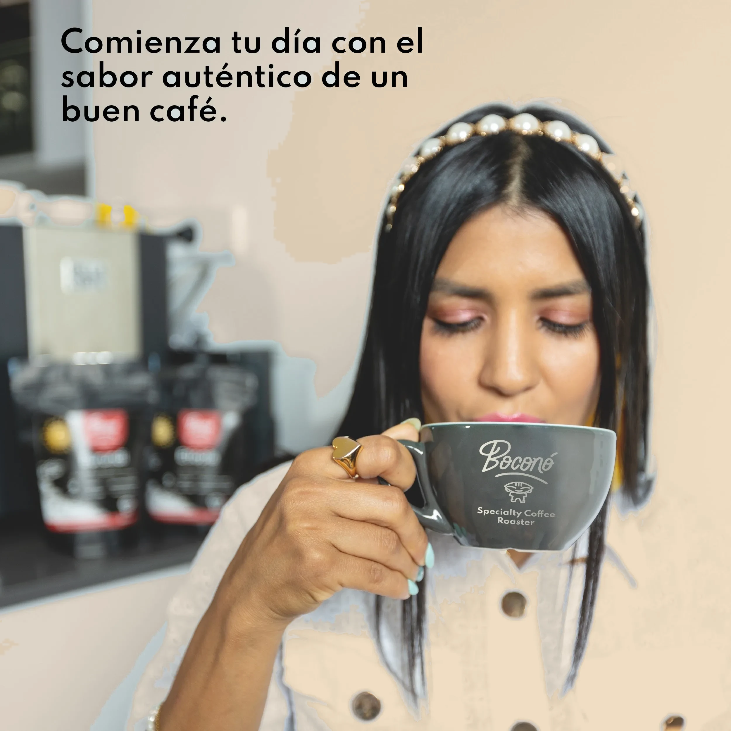 Una persona toma café de especialidad en una taza de Boconó delante de la máquina de espresso de la cafetería: así se disfruta un café como el Café de Etiopía Yirgacheffe natural