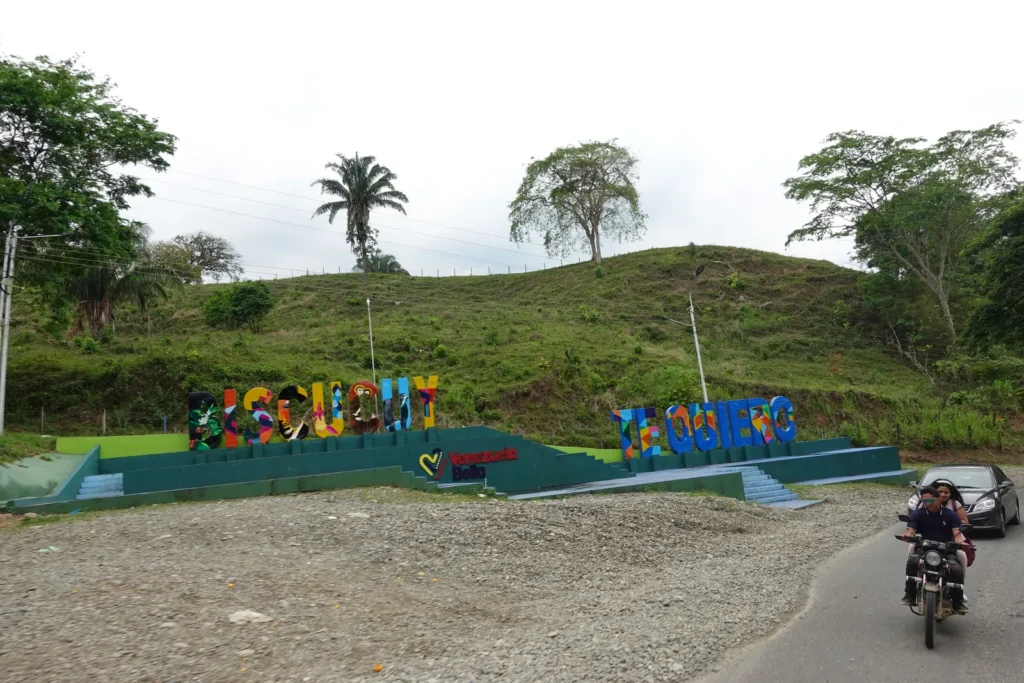 Letras de colores con el nombre de Biscucuy a la entrada del pueblo, en el municipio Sucre, estado Portuguesa (Venezuela)