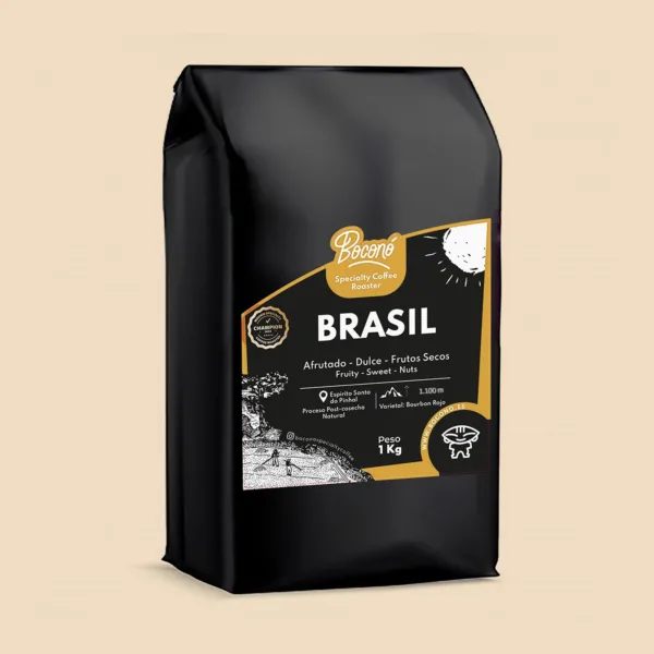Bolsa negra de 1 kg de Boconó con la etiqueta de Brasil Bourbon rojo natural, marco miel del perfil caramelizado, y sus notas de cata: afrutado, dulce y frutos secos.