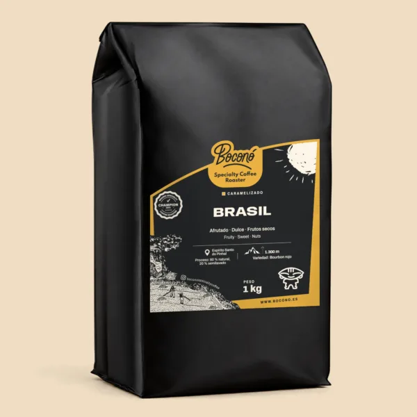 Café de Brasil Bourbon rojo natural en bolsa negra de 1 kg de Boconó, café de especialidad tostado en Madrid. En la etiqueta, con el marco miel del perfil caramelizado: notas de cata afrutado, dulce y frutos secos; origen Espírito Santo do Pinhal, a 1.300 m; proceso 80 % natural, 20 % semilavado; variedad Bourbon rojo; y el sello de campeón tostador de café de especialidad de Madrid 2023.