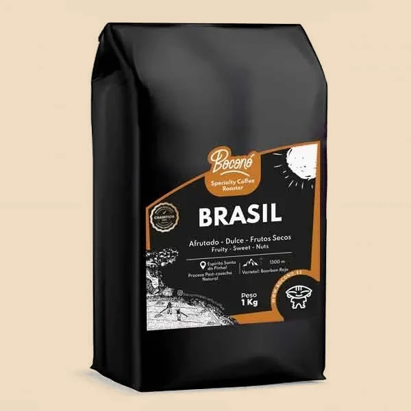 Bolsa negra de 1 kg de Boconó con la etiqueta de Brasil, el sello del tostador y las notas de cata impresas.