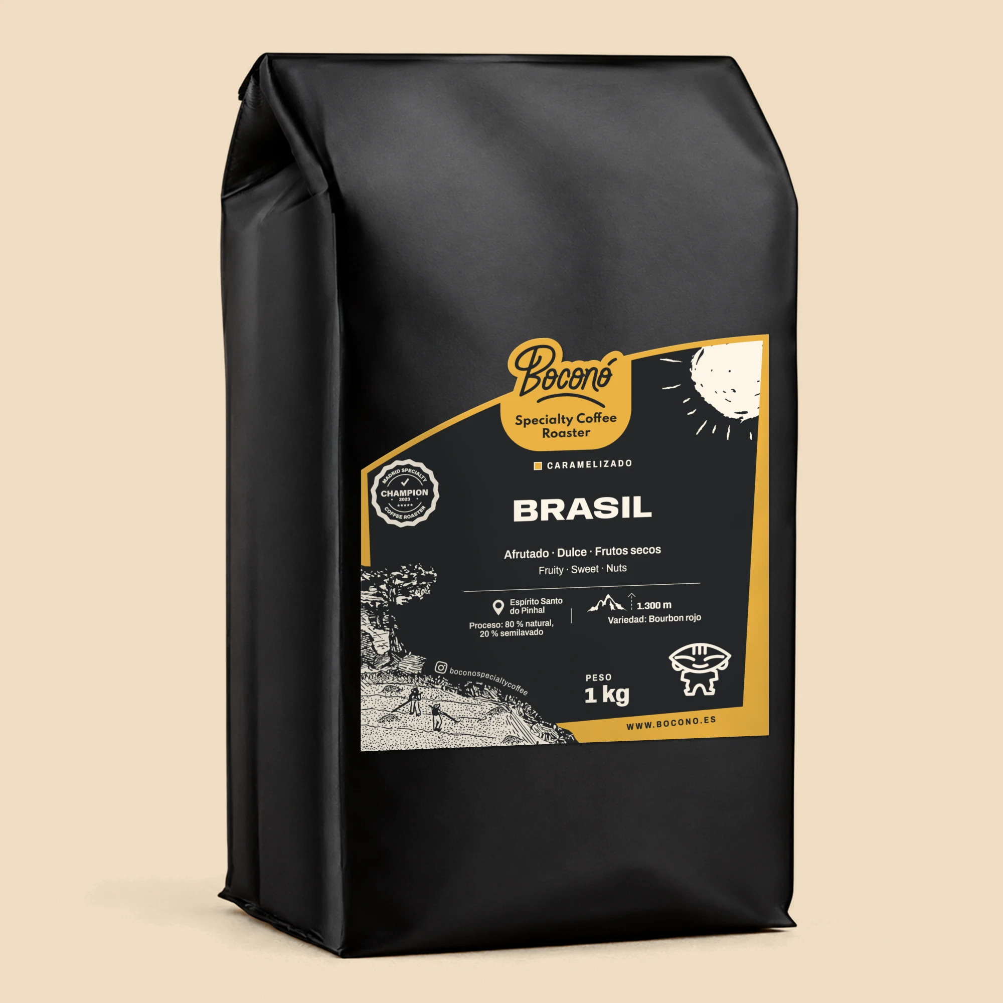 Bolsa negra de 1 kg de Boconó con la etiqueta de Brasil Bourbon rojo natural, de Espírito Santo do Pinhal, a 1.300 m, con el marco miel del perfil caramelizado y sus notas de cata: afrutado, dulce y frutos secos.