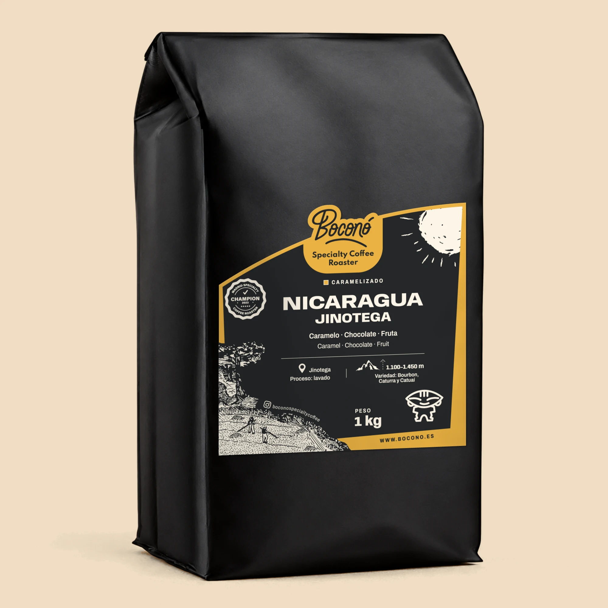 Bolsa negra de 1 kg de Boconó con la etiqueta de Nicaragua Jinotega lavado, de Jinotega, entre 1.100 y 1.450 m, con el marco miel del perfil caramelizado y sus notas de cata: caramelo, chocolate y fruta.